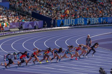 Paris, Fransa - 08 02 2024: Paris Olimpiyat Oyunları 2024. Olimpiyat Atletizm Şampiyonası 'nın ilk gününde stadyumda yapılacak 100 metre ön eleme maçlarını izleyeceğiz.