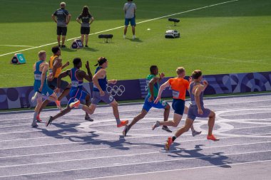 Paris, Fransa - 08 02 2024: Paris Olimpiyat Oyunları 2024. Olimpiyat Atletizm Şampiyonası 'nın ilk gününde stadyumda erkekler 100 metre dekatlonu izleniyor.