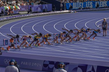 Paris, Fransa - 08 02 2024: Paris Olimpiyat Oyunları 2024. Olimpiyat Atletizm Şampiyonası 'nın ilk gününde stadyumda yapılacak 100 metre ön eleme maçlarını izleyeceğiz.