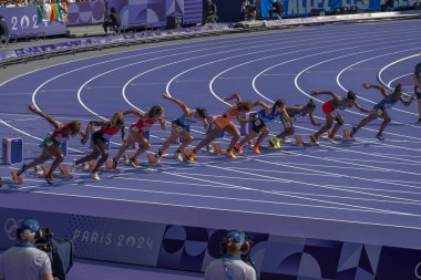 Paris, Fransa - 08 02 2024: Paris Olimpiyat Oyunları 2024. Olimpiyat Atletizm Şampiyonası 'nın ilk gününde stadyumda yapılacak 100 metre ön eleme maçlarını izleyeceğiz.