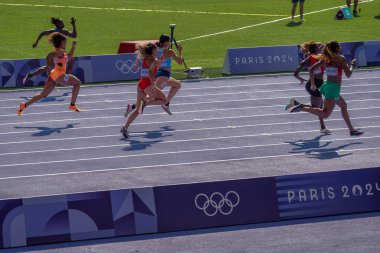 Paris, Fransa - 08 02 2024: Paris Olimpiyat Oyunları 2024. Olimpiyat Atletizm Şampiyonası 'nın ilk gününde stadyumda yapılacak 100 metre ön eleme maçlarını izleyeceğiz.
