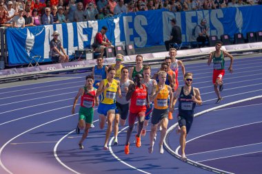 Paris, Fransa - 08 02 2024: Paris Olimpiyat Oyunları 2024. Olimpiyat Atletizm Etkinlikleri 'nin ilk günü boyunca erkekler 1500 metre eleme maçlarını izleyeceğiz.
