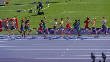 Paris, Fransa - 08 02 2024: Paris Olimpiyat Oyunları 2024. Olimpiyat Atletizm Etkinlikleri 'nin ilk günü boyunca erkekler 1500 metre eleme maçlarını izleyeceğiz.