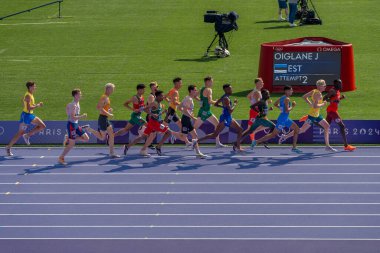 Paris, Fransa - 08 02 2024: Paris Olimpiyat Oyunları 2024. Olimpiyat Atletizm Etkinlikleri 'nin ilk günü boyunca erkekler 1500 metre eleme maçlarını izleyeceğiz.
