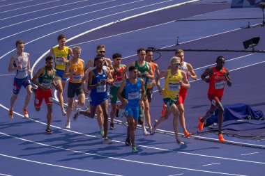 Paris, Fransa - 08 02 2024: Paris Olimpiyat Oyunları 2024. Olimpiyat Atletizm Etkinlikleri 'nin ilk günü boyunca erkekler 1500 metre eleme maçlarını izleyeceğiz.