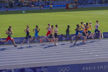 Paris, Fransa - 08 02 2024: Paris Olimpiyat Oyunları 2024. Olimpiyat Atletizm Etkinlikleri 'nin ilk günü boyunca erkekler 1500 metre eleme maçlarını izleyeceğiz.