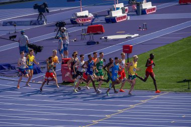 Paris, Fransa - 08 02 2024: Paris Olimpiyat Oyunları 2024. Olimpiyat Atletizm Etkinlikleri 'nin ilk günü boyunca erkekler 1500 metre eleme maçlarını izleyeceğiz.
