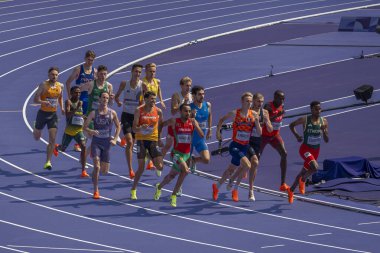 Paris, Fransa - 08 02 2024: Paris Olimpiyat Oyunları 2024. Olimpiyat Atletizm Etkinlikleri 'nin ilk günü boyunca erkekler 1500 metre eleme maçlarını izleyeceğiz.