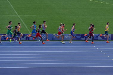 Paris, Fransa - 08 02 2024: Paris Olimpiyat Oyunları 2024. Olimpiyat Atletizm Etkinlikleri 'nin ilk günü boyunca erkekler 1500 metre eleme maçlarını izleyeceğiz.