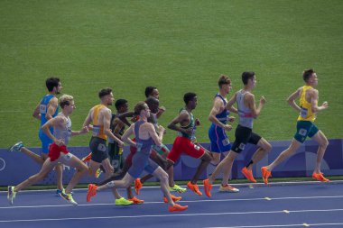Paris, Fransa - 08 02 2024: Paris Olimpiyat Oyunları 2024. Olimpiyat Atletizm Etkinlikleri 'nin ilk günü boyunca erkekler 1500 metre eleme maçlarını izleyeceğiz.