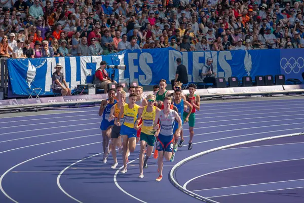 Paris, Fransa - 08 02 2024: Paris Olimpiyat Oyunları 2024. Olimpiyat Atletizm Etkinlikleri 'nin ilk günü boyunca erkekler 1500 metre eleme maçlarını izleyeceğiz.