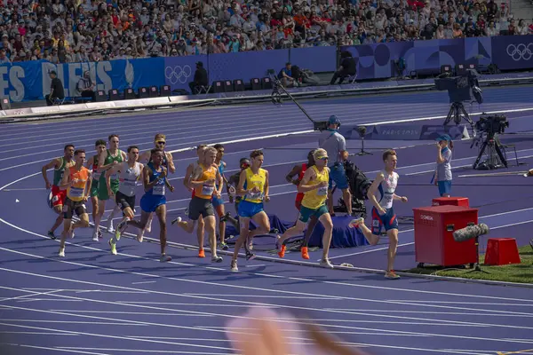 Paris, Fransa - 08 02 2024: Paris Olimpiyat Oyunları 2024. Olimpiyat Atletizm Etkinlikleri 'nin ilk günü boyunca erkekler 1500 metre eleme maçlarını izleyeceğiz.
