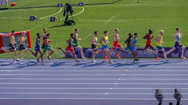 Paris, Fransa - 08 02 2024: Paris Olimpiyat Oyunları 2024. Olimpiyat Atletizm Etkinlikleri 'nin ilk günü boyunca erkekler 1500 metre eleme maçlarını izleyeceğiz.