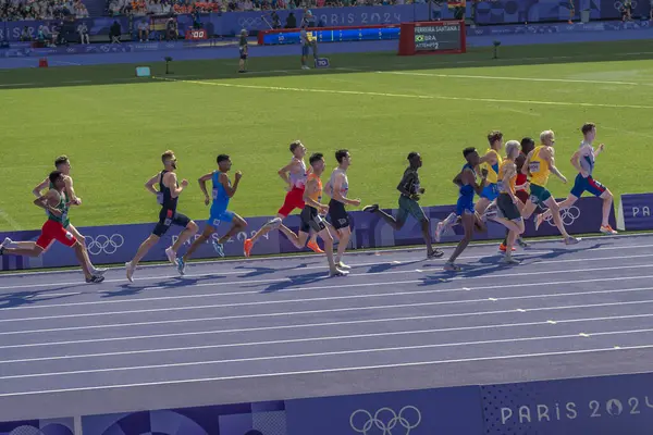 Paris, Fransa - 08 02 2024: Paris Olimpiyat Oyunları 2024. Olimpiyat Atletizm Etkinlikleri 'nin ilk günü boyunca erkekler 1500 metre eleme maçlarını izleyeceğiz.