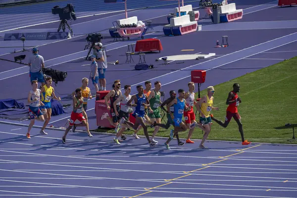 Paris, Fransa - 08 02 2024: Paris Olimpiyat Oyunları 2024. Olimpiyat Atletizm Etkinlikleri 'nin ilk günü boyunca erkekler 1500 metre eleme maçlarını izleyeceğiz.