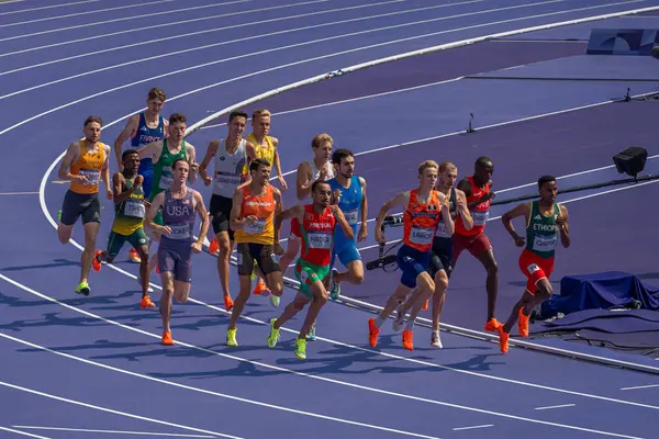 Paris, Fransa - 08 02 2024: Paris Olimpiyat Oyunları 2024. Olimpiyat Atletizm Etkinlikleri 'nin ilk günü boyunca erkekler 1500 metre eleme maçlarını izleyeceğiz.