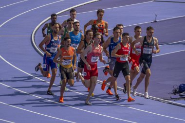 Paris, Fransa - 08 02 2024: Paris Olimpiyat Oyunları 2024. Olimpiyat Atletizm Etkinlikleri 'nin ilk günü boyunca erkekler 1500 metre eleme maçlarını izleyeceğiz.