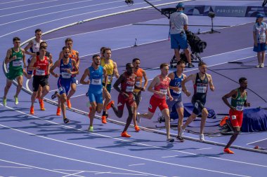 Paris, Fransa - 08 02 2024: Paris Olimpiyat Oyunları 2024. Olimpiyat Atletizm Etkinlikleri 'nin ilk günü boyunca erkekler 1500 metre eleme maçlarını izleyeceğiz.