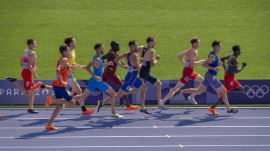 Paris, Fransa - 08 02 2024: Paris Olimpiyat Oyunları 2024. Olimpiyat Atletizm Etkinlikleri 'nin ilk günü boyunca erkekler 1500 metre eleme maçlarını izleyeceğiz.