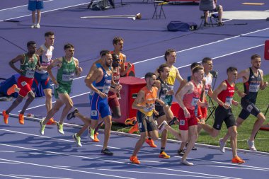 Paris, Fransa - 08 02 2024: Paris Olimpiyat Oyunları 2024. Olimpiyat Atletizm Etkinlikleri 'nin ilk günü boyunca erkekler 1500 metre eleme maçlarını izleyeceğiz.