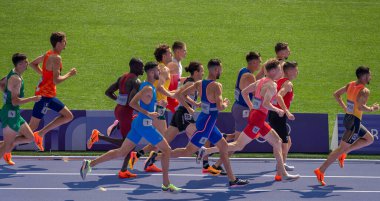 Paris, Fransa - 08 02 2024: Paris Olimpiyat Oyunları 2024. Olimpiyat Atletizm Etkinlikleri 'nin ilk günü boyunca erkekler 1500 metre eleme maçlarını izleyeceğiz.