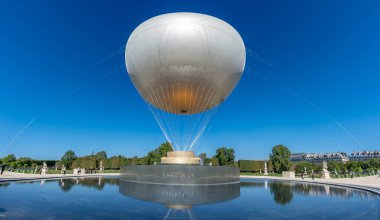 Paris, Fransa - 08 05 2024: Paris Olimpiyat Oyunları 2024. Tuilerie bahçesindeki büyük yuvarlak havzada Olimpiyat kazanı manzarası