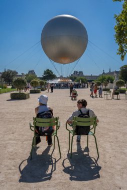 Paris, Fransa - 08 05 2024: Paris Olimpiyat Oyunları 2024. Tuilerie bahçesindeki büyük yuvarlak havzada Olimpiyat kazanı manzarası