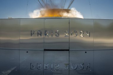 Paris, Fransa - 08 05 2024: Paris Olimpiyat Oyunları 2024. Tuilerie bahçesindeki büyük yuvarlak havzada Olimpiyat kazanı manzarası