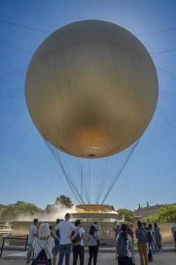 Paris, Fransa - 08 05 2024: Paris Olimpiyat Oyunları 2024. Tuilerie bahçesindeki büyük yuvarlak havzada Olimpiyat kazanı manzarası