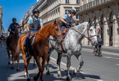 Paris, Fransa - 08 05 2024: Paris Olimpiyat Oyunları 2024. Rivoli Caddesi 'ndeki atlı jandarma birliğinin görüntüsü