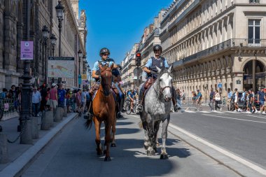 Paris, Fransa - 08 05 2024: Paris Olimpiyat Oyunları 2024. Rivoli Caddesi 'ndeki atlı jandarma birliğinin görüntüsü