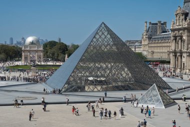 Paris, Fransa - 08 05 2024: Paris Olimpiyat Oyunları 2024. Louvre Müzesi 'nin Carrousel du Louvre ve Napolyon avlusunun arkasındaki Olimpiyat kazanı.