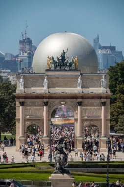 Paris, Fransa - 08 05 2024: Paris Olimpiyat Oyunları 2024. Louvre Müzesi 'nin Carrousel du Louvre ve Napolyon avlusunun arkasındaki Olimpiyat kazanı.