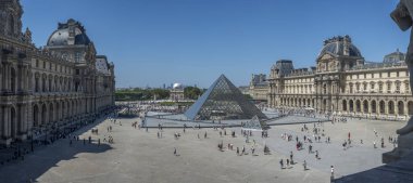 Paris, Fransa - 08 05 2024: Paris Olimpiyat Oyunları 2024. Louvre Müzesi 'nin Carrousel du Louvre ve Napolyon avlusunun arkasındaki Olimpiyat kazanı.