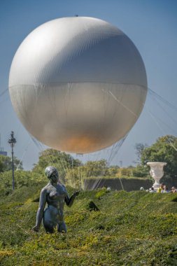 Paris, Fransa - 08 05 2024: Paris Olimpiyat Oyunları 2024. Olimpiyat kazan balonu manzarası ve Tuilerie bahçesinin önünde bir kadın heykeli.
