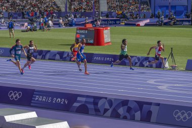 Paris, Fransa - 08 03 2024: Paris Olimpiyat Oyunları 2024. Olimpiyat atletizm müsabakalarının ilk turunda erkekler 100 metre erkekler stadyumunda izleniyor