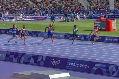 Paris, Fransa - 08 03 2024: Paris Olimpiyat Oyunları 2024. Olimpiyat atletizm müsabakalarının ilk turunda erkekler 100 metre erkekler stadyumunda izleniyor