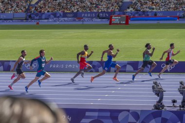 Paris, Fransa - 08 03 2024: Paris Olimpiyat Oyunları 2024. Olimpiyat atletizm müsabakalarının ilk turunda erkekler 100 metre erkekler stadyumunda izleniyor