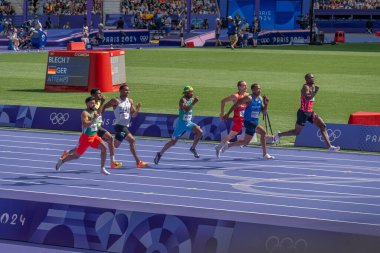 Paris, Fransa - 08 03 2024: Paris Olimpiyat Oyunları 2024. Olimpiyat atletizm müsabakalarının ilk turunda erkekler 100 metre erkekler stadyumunda izleniyor