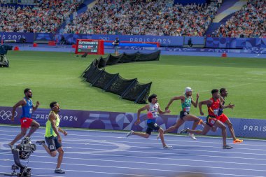 Paris, Fransa - 08 03 2024: Paris Olimpiyat Oyunları 2024. Olimpiyat atletizm müsabakalarının ilk turunda erkekler 100 metre erkekler stadyumunda izleniyor