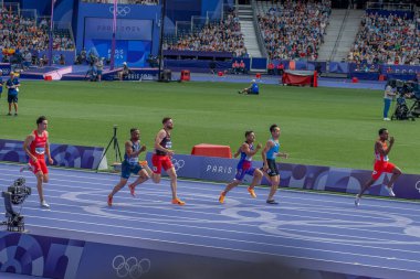 Paris, Fransa - 08 03 2024: Paris Olimpiyat Oyunları 2024. Olimpiyat atletizm müsabakalarının ilk turunda erkekler 100 metre erkekler stadyumunda izleniyor