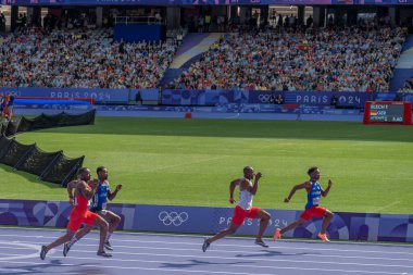 Paris, Fransa - 08 03 2024: Paris Olimpiyat Oyunları 2024. Olimpiyat atletizm müsabakalarının ilk turunda erkekler 100 metre erkekler stadyumunda izleniyor