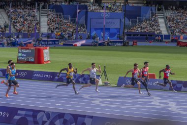 Paris, Fransa - 08 03 2024: Paris Olimpiyat Oyunları 2024. Olimpiyat atletizm müsabakalarının ilk turunda erkekler 100 metre erkekler stadyumunda izleniyor