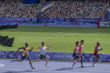 Paris, Fransa - 08 03 2024: Paris Olimpiyat Oyunları 2024. Olimpiyat atletizm müsabakalarının ilk turunda erkekler 100 metre erkekler stadyumunda izleniyor