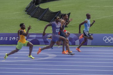 Paris, Fransa - 08 03 2024: Paris Olimpiyat Oyunları 2024. Olimpiyat atletizm müsabakalarının ilk turunda erkekler 100 metre erkekler stadyumunda izleniyor