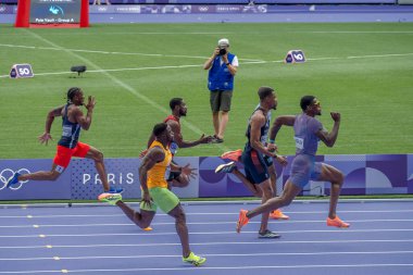 Paris, Fransa - 08 03 2024: Paris Olimpiyat Oyunları 2024. Olimpiyat atletizm müsabakalarının ilk turunda erkekler 100 metre erkekler stadyumunda izleniyor