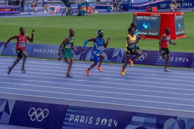 Paris, Fransa - 08 03 2024: Paris Olimpiyat Oyunları 2024. Olimpiyat atletizm müsabakalarının ilk turunda erkekler 100 metre erkekler stadyumunda izleniyor