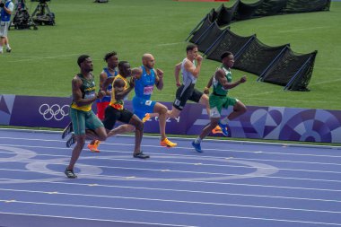 Paris, Fransa - 08 03 2024: Paris Olimpiyat Oyunları 2024. Olimpiyat atletizm müsabakalarının ilk turunda erkekler 100 metre erkekler stadyumunda izleniyor