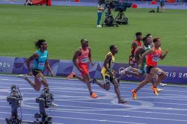 Paris, Fransa - 08 03 2024: Paris Olimpiyat Oyunları 2024. Olimpiyat atletizm müsabakalarının ilk turunda erkekler 100 metre erkekler stadyumunda izleniyor