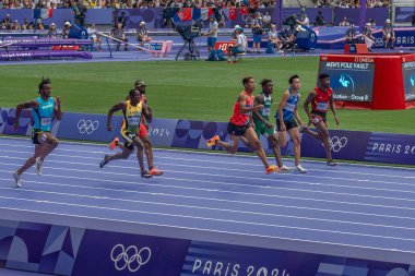 Paris, Fransa - 08 03 2024: Paris Olimpiyat Oyunları 2024. Olimpiyat atletizm müsabakalarının ilk turunda erkekler 100 metre erkekler stadyumunda izleniyor